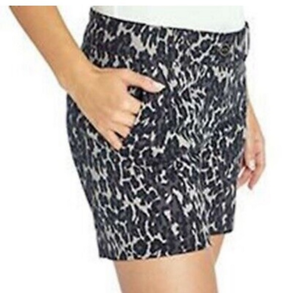 Isaac Mizrahi Women's Black Distressed Leopard 5" Trouser Short sz 6 (W-132) NWT